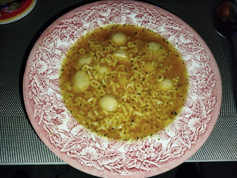Teller mit Buchstabensuppe und Markklößchen. 