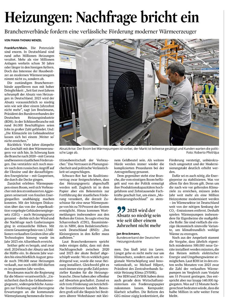 Heizungen: Nachfrage bricht ein
Branchenverbände fordern eine verlässliche Förderung moderner Wärmeerzeuger
VON FRANK-THOMAS WENZEL (RND)
FRANKFURT/MAIN. Die Potenziale sind enorm. In Deutschland sind rund zehn Millionen Heizungen veraltet. Mehr als vier Millionen Anlagen werkeln schon 30 Jahre oder länger in den hiesigen Kellern. Doch das Interesse der Hausbesitzer an modernen Wärmeerzeugern nimmt nicht zu, sondern ab.

Die zuständigen Branchenverbände appellieren nun mit hoher Dringlichkeit: „Seit fast zwei Jahren schrumpft der Absatz von Heizungen in Deutschland. 2025 wird der Absatz voraussichtlich so niedrig sein wie seit uber einem Jahrzehnt nicht mehr“, sagt Jan Brockmann, Präsident des Bundesverbandes der Deutschen Heizungsindustrie (BDH). In der Schlusselbranche mit rund 84.000 Beschäftigten seien Jobs in großer Zahl gefährdet. Und: „Die Klimaziele im Gebäudesektor lassen sich bei einem ‚Weiter so‘ nicht erreichen.“

Rückblick: Viele Jahre dümpelte das Geschäft mit den Wärmeerzeugern vor sich hin. In Schwung kam die Branche nach 2020 – mit Corona und besseren staatlichen Förderungen. Das verstärkte sich noch massiv nach dem russischen Angriff auf die Ukraine und der darauffolgenden Energiekrise – mit Gaspreisen, die durch die Decke gingen.

Zunächst erlebten Wärmepumpen einen Boom, weil sich Verbraucher mit den strombasierten Aggregaten seinerzeit von fossilen Energiequellen unabhängig machen konnten. Mit der hitzigen Diskussion über das von der Ampelkoalition vorgelegte Gebäudeenergiegesetz (GEG) – auch Heizungsgesetz genannt – drehte sich der Wind und die Nachfrage nach Gasheizungen ging in erstaunliche Höhen. Mit einem Gesamtergebnis von 1,3 Millionen verkauften Geräten über alle Technologien hinweg wurde im Jahr 2023 ein Allzeithoch erreicht.

Seither geht es bergab, und zwar steil. 2024 brach der Absatz um fast die Hälfte ein. In diesem Jahr wurden bis einschließlich August gerade noch 390.000 neue Heizungen verkauft, nur noch 600.000 dürften es im ges…