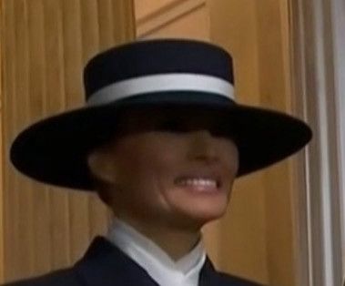 Melania mit Zorro-Hut und gruseligem Grinsen