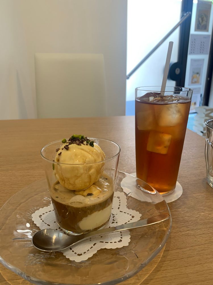 テーブルの上にアフォガード(バニラアイスにエスプレッソをかけたもの)とアイスティーが置いてある。