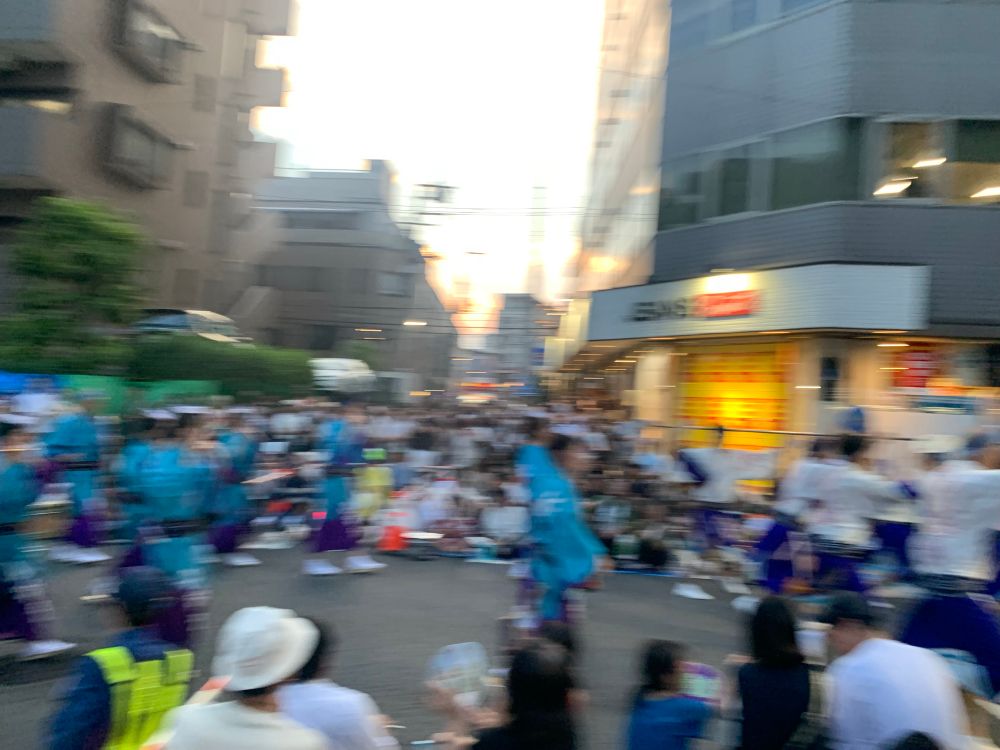 高円寺の阿波踊りの写真。ブレている。