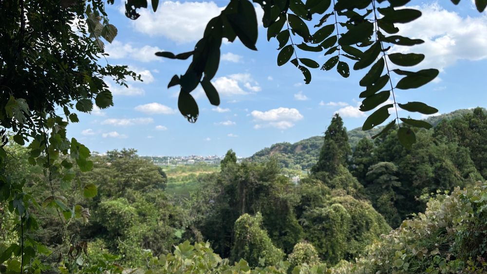 山々と向こうに町が見える写真