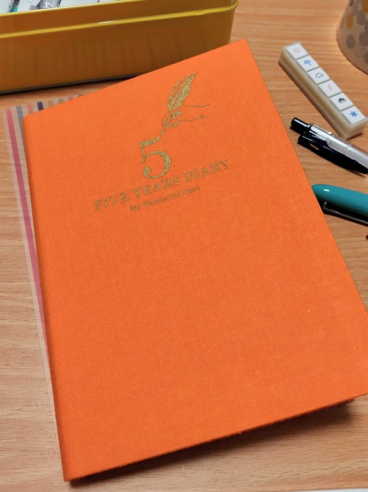 新たな五年日記帳。オレンジ色。