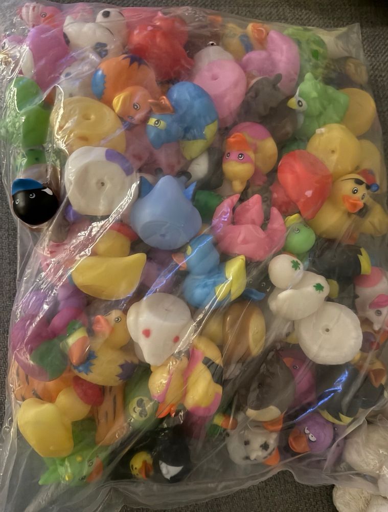Bag of 100 rubber ducks