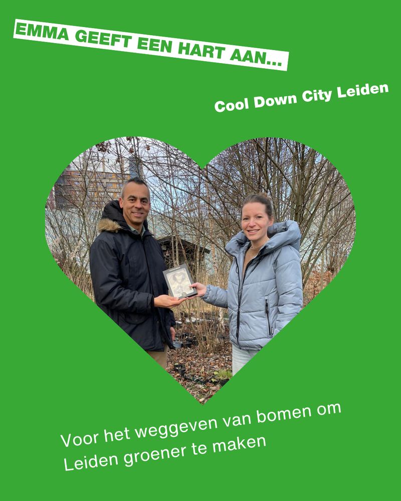 Foto van raadslid Emma van Bree die een chocoladehart overhandigt aan Ronald van Cool Down City Leiden.