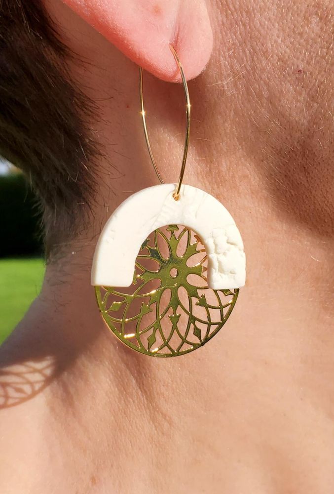 Boucles d'oreilles créoles ovales, avec une rosace en acier inoxidable plaqué or et une partie en porcelaine blanche.
Creation somanymoods 