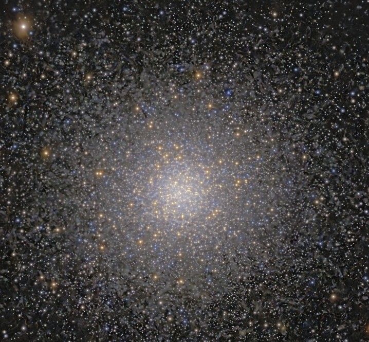 A close-up view of the globular cluster, where 500.000 stars are crowding within a shere of just 125 light yeras.