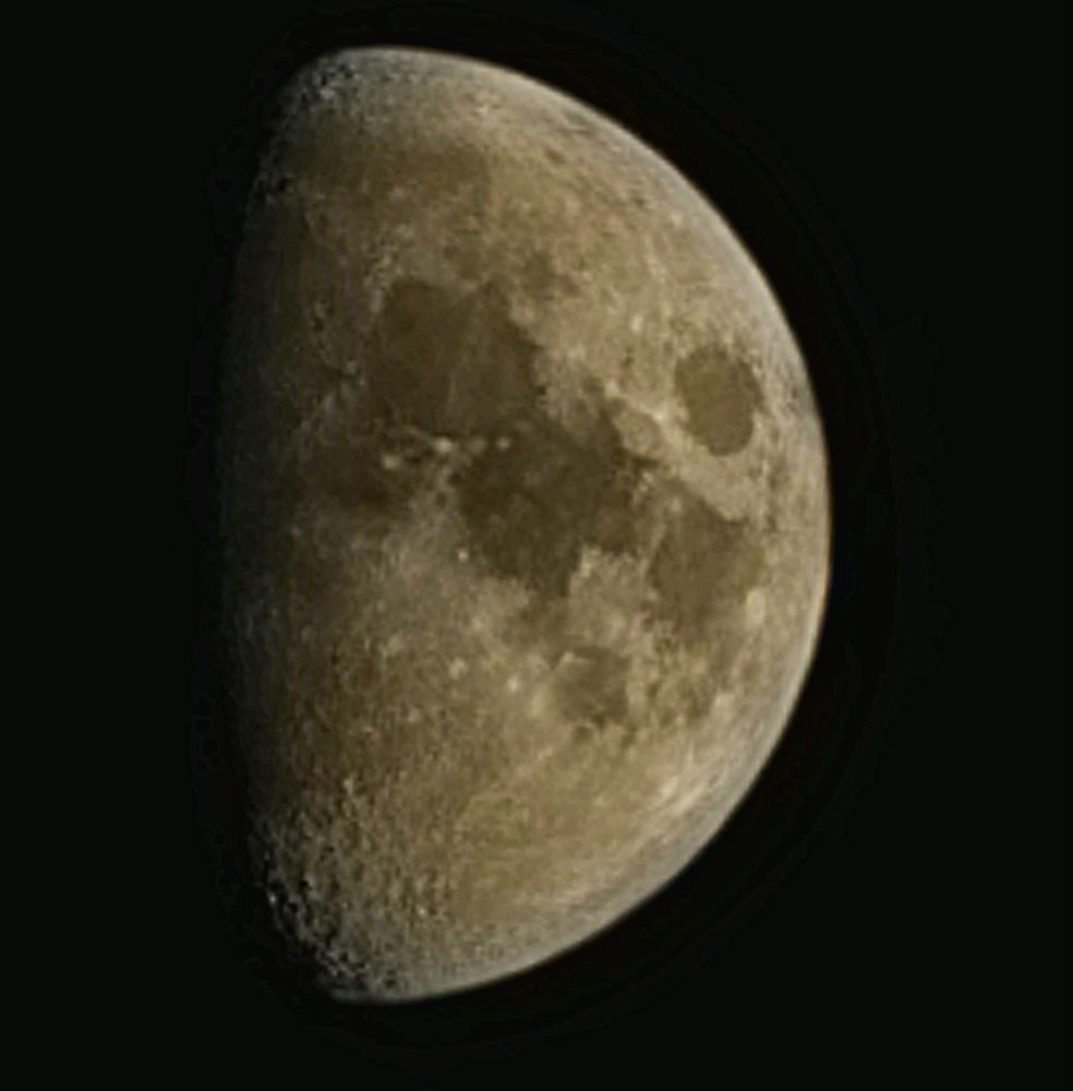 The crescent moon photographed freehand with a Samsung S22 Ultra