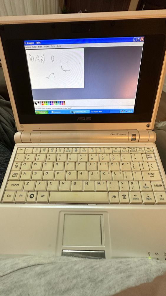 foto de um Eee PC rodando Windows XP