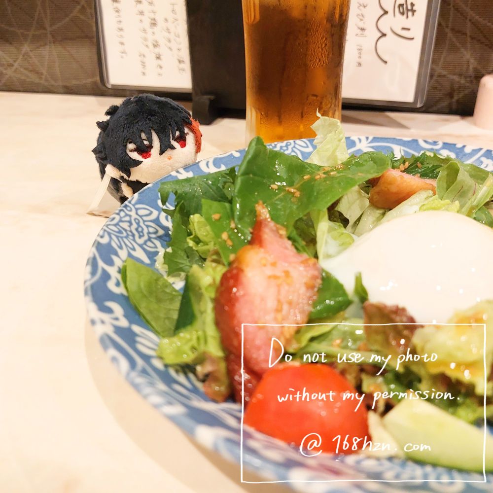 サラダのベーコンを狙うおれ(小もち)