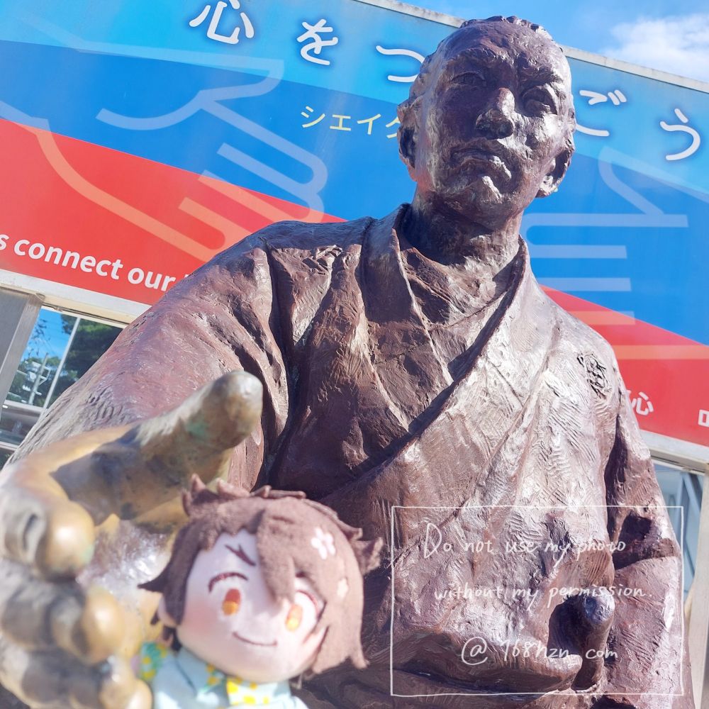 一緒に撮ると駄々をこねて押し切られた。龍馬像と陸奥守(小)。