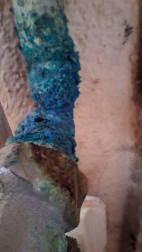 Tuyau en cuivre rongé par l’oxidation