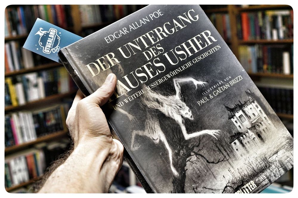 Edgar Allan Poe
Paul Brizzi, Gaëtan Brizzi

Das imposante Haus Usher wird einzig vom letzten Stammhalter der Familie, Roderick, und seiner Zwillingsschwester Madeline bewohnt. Roderick behauptet seit einiger Zeit, er leide unter einer schweren Krankheit, die seine Familie seit Generationen heimsucht. Besucher des Hauses werden von einer erdrückenden Atmosphäre begrüßt, einem Miasma des Unheimlichen, das die makabren Bewohner scheinbar längst verschlungen hat… 
 
Das Genre der Schauerliteratur wurde geprägt von den Werken Edgar Allan Poes. Seit mehr als 150 Jahren faszinieren und inspirieren sie Autoren wie Stephen King oder Neil Gaiman. Auch Filme, Musik, Comics und unzählige Mischformen aller Spielarten der Kunst ziehen Inspiration aus Poes symbolistischer Literatur. 
 
Die Gebrüder Brizzi – unangefochtene Meister der literarischen Comic-Adaption – versehen in diesem Band 11 Kurzgeschichten von Edgar Allan Poe mit detailreichen Graphitzeichnungen: »Die schwarze Katze«, »Die Maske des Roten Todes«, »Der Goldkäfer« und natürlich »Der Untergang des Hauses Usher« finden in diesem Prachtband mit über 100 Illustrationen eine würdiges Neu-Edition.