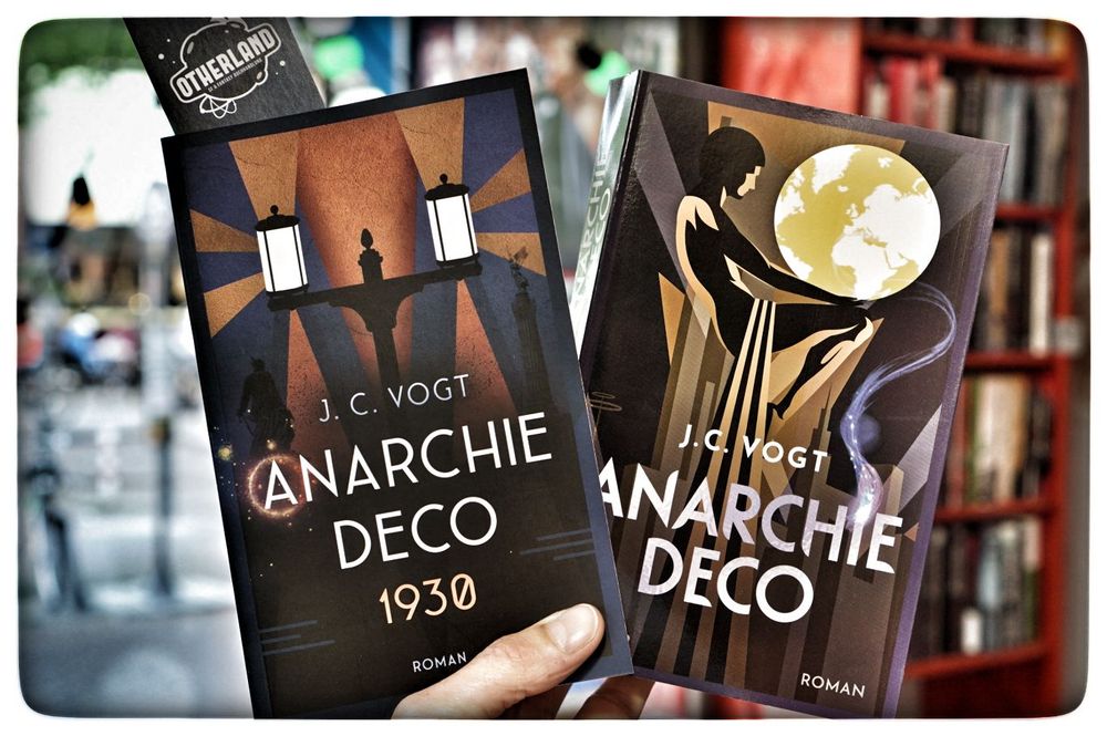 Anarchie Déco - Anarchie Déco 1930
von Judith C. Vogt und Christian Vogt

Der abschließende Band des antifaschistischen Fantasy-Zweiteilers.

Ende der 1920er-Jahre ist der Physikerin Nike Wehner eine bahnbrechende Entdeckung geglü Durch die Vereinigung von Naturwissenschaft und Kunst ist es möglich, Magie zu wirken. Diese neu entdeckte Wechselwirkung erfordert keine angeborene Begabung, sondern ist erlernbar – in Berlin hat ein Wettrennen um die Herrschaft über die Magie begonnen.
1930 zeichnet sich ein Sieger Während die Schwarzen Scharen, denen Nikes früherer Magiepartner Sandor Černý angehört, den Kampf um die Straße verliert, unterwandern die Nazis alles von Armenküchen bis hin zu Behörden und Infrastruktur mit Magie. Nike, die als Kriminalassistenz magische Verbrechen aufklärt, muss erkennen, dass die Polizei längst Teil des Problems ist. Was könnte ein Haufen desillusionierter Queers, Künstler, Jüdinnen und Anarchisten gegen eine solche Übermacht ausrichten?