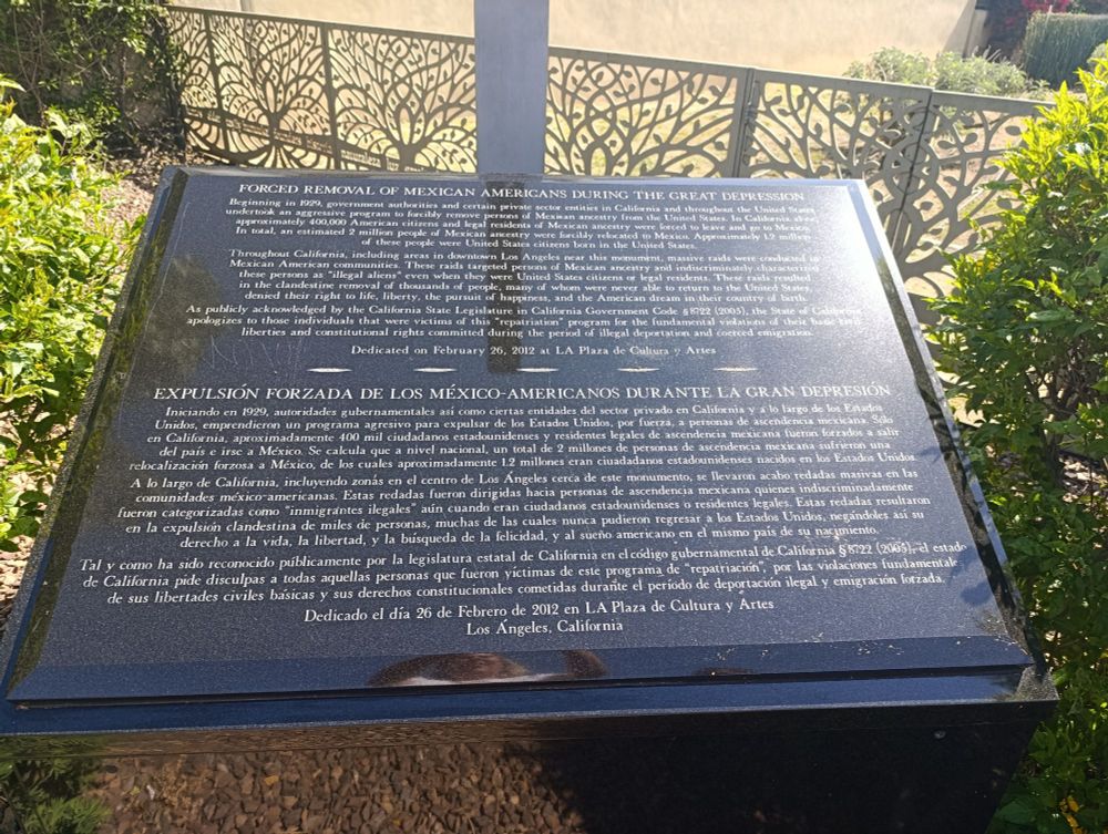 Foto de la placa commemorativa donde se recuedan la deportaciones ilegales y se hace referencia a la disculpa del gobierno de California.