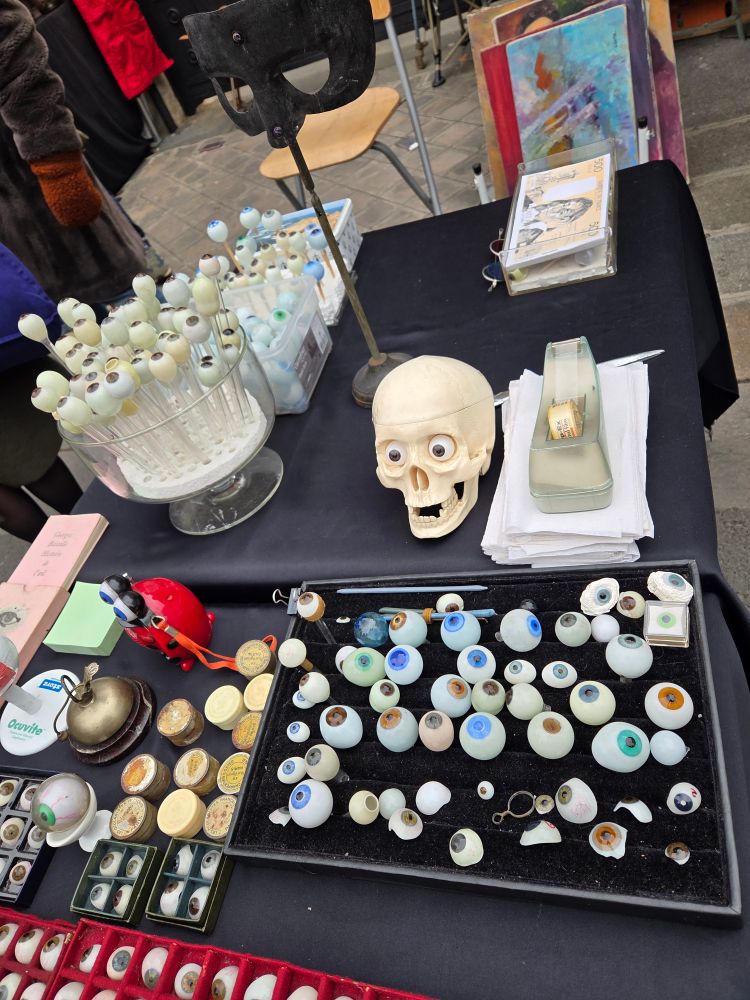 Etalage d'yeux artificiels sur un stand de la brocante, rue Eugène Spuller à Paris 3e
