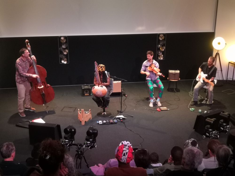 De gauche à droite, Pierre-Yves Lejeune, contrebasse, Senny Camara, kora & chant, Marius Pibarot, violon, et Thierry Fournel, guitare. En concert à Paris jeudi 9 octobre 2025