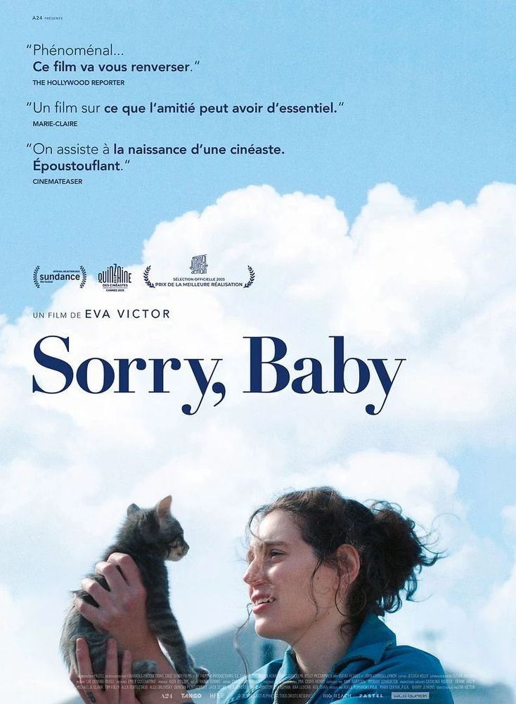 Affiche du film "Sorry, Baby": une jeune femme tient un chaton dans ses bras, qu'elle hisse à la hauteur de son visage pour le regarder