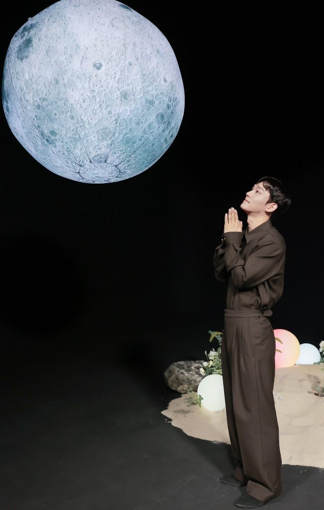 EXO/EXO CBX member Chen ( Kim Jongdae) on the stage of his beyond the door concert looking at a prop of the moon.
엑소/엑소 CBX 멤버 첸(김종대)이 '비욘드 도어' 콘서트 소품을 살펴보고 있습니다 