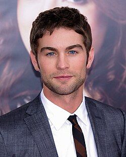 Image of actor Chase Crawford that looks almost exactly like one of the men arrested for the Louvre Heist