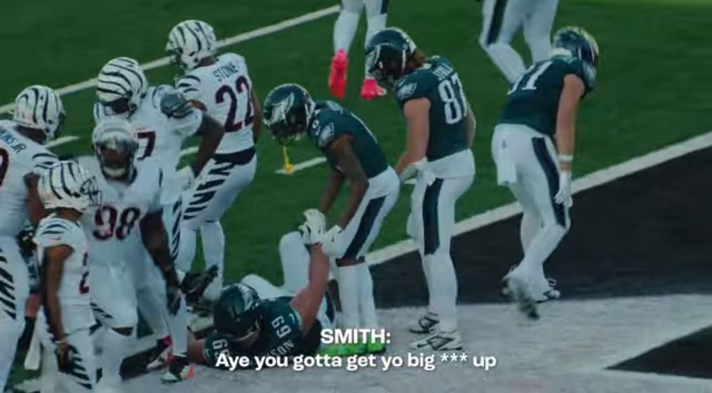 devonta telling landon to get his big ass up!