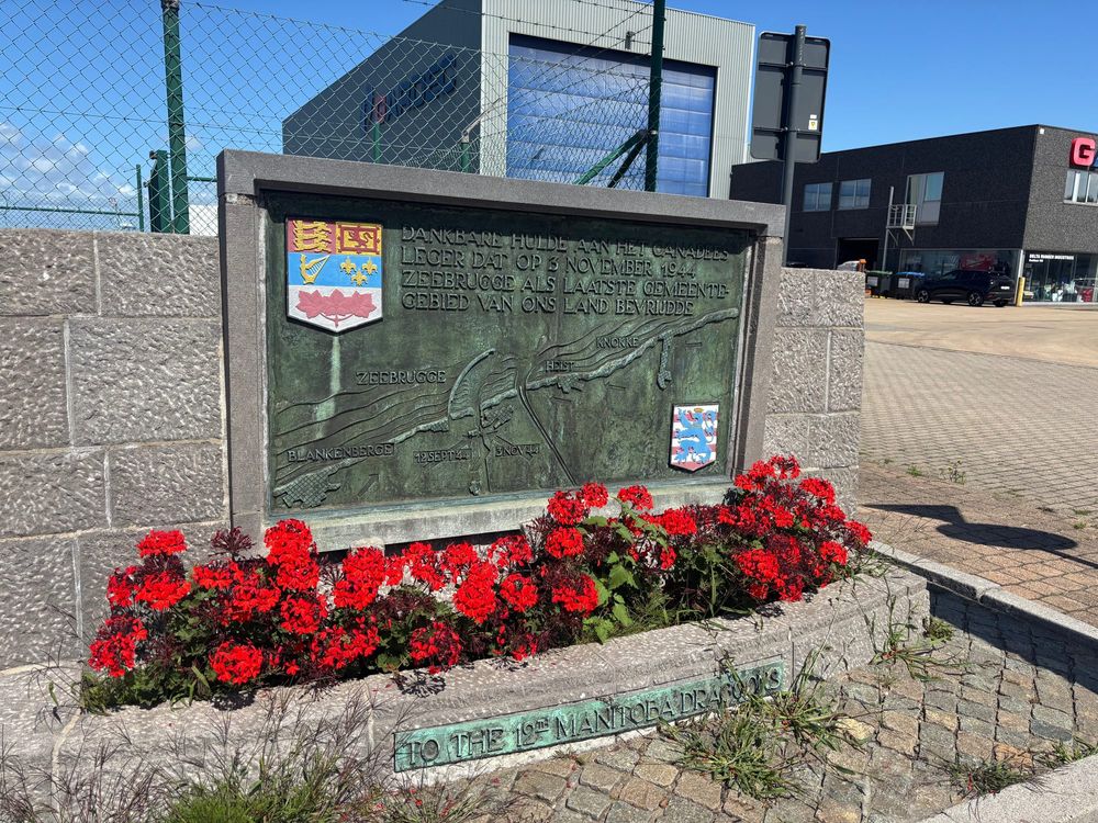 "Grateful homage to the Canadian Army that on the 3rd November 1944 liberated Zeebrugge, as the last community territory in our land" (Dankbare hulde aan het Candies leger dat op 3 November 1944 Zeebrugge als laatste gemeente gebied van ons land bevrijdde.)