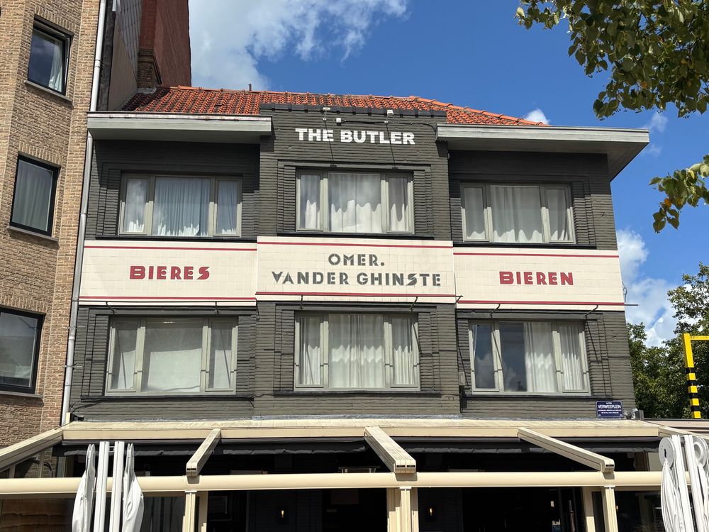 Old tiling on the front of a bar « Bières - Omer Vander Ghinste - Bieren »