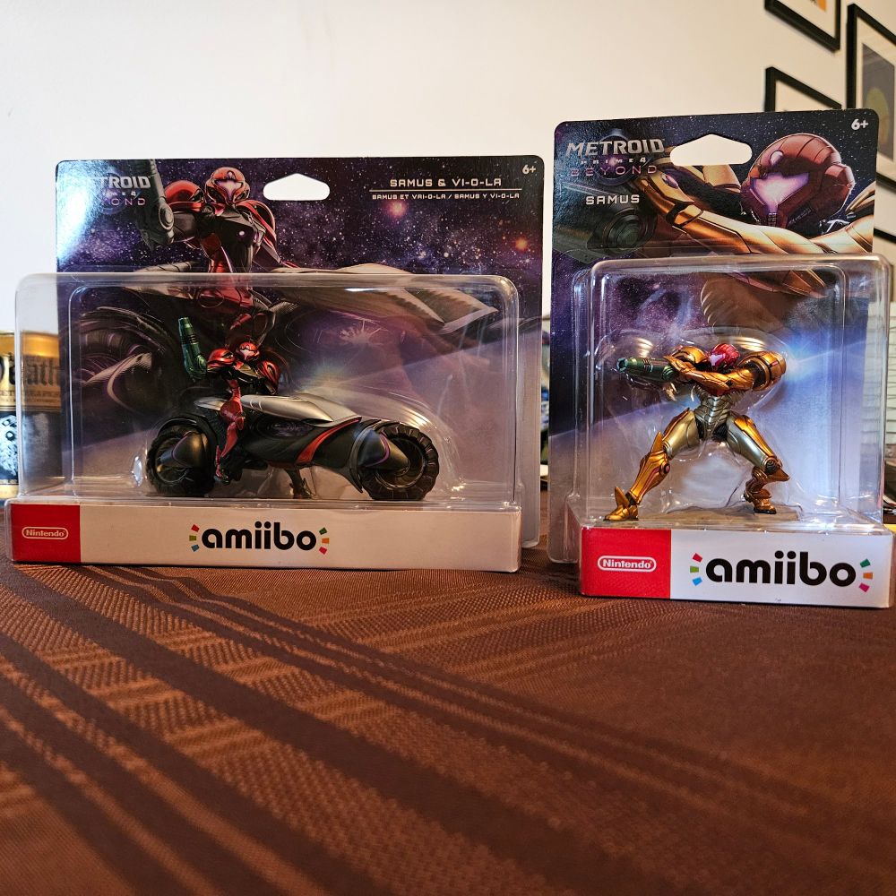 Metroid Prime 4 amiibo, Samus on the right and Samus on Vi-o-la on the left