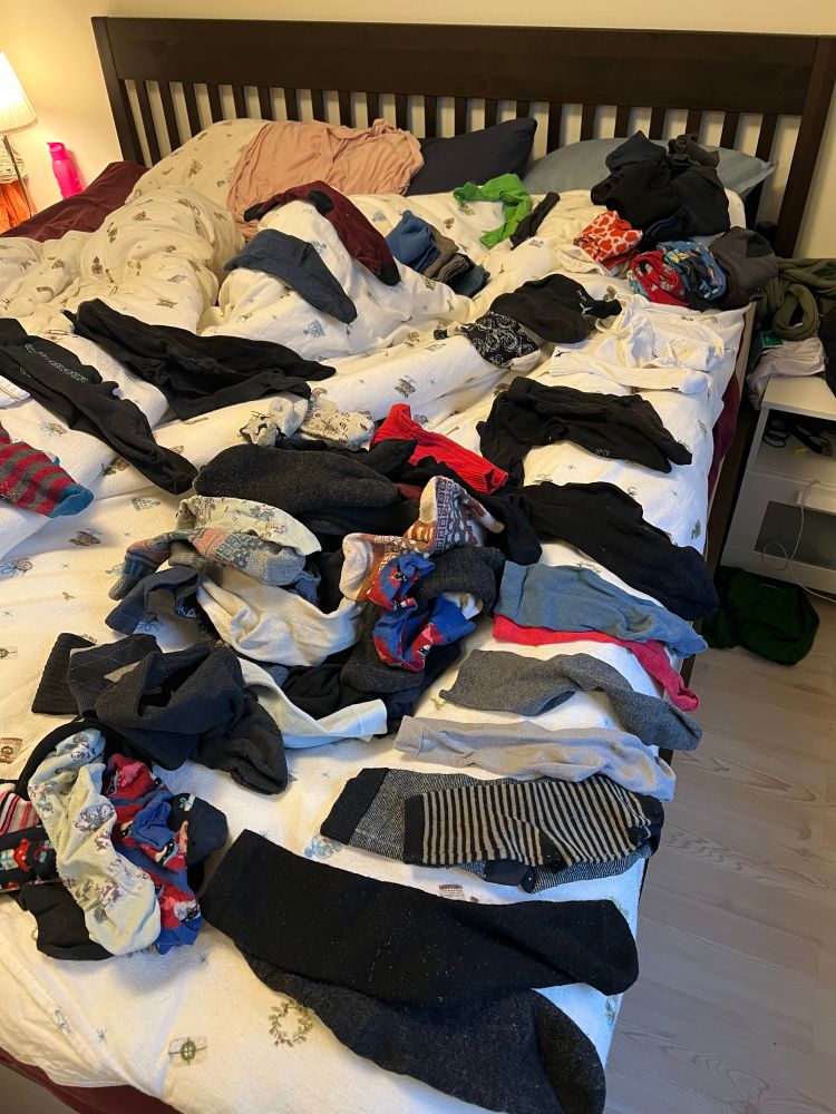 En dubbelsäng full med strumpor