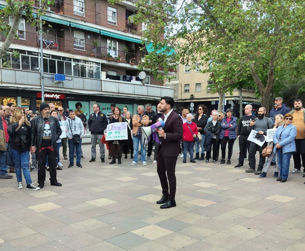 Más Madrid y vecinos de Parla en la concentración antirracista y antifascista. 
