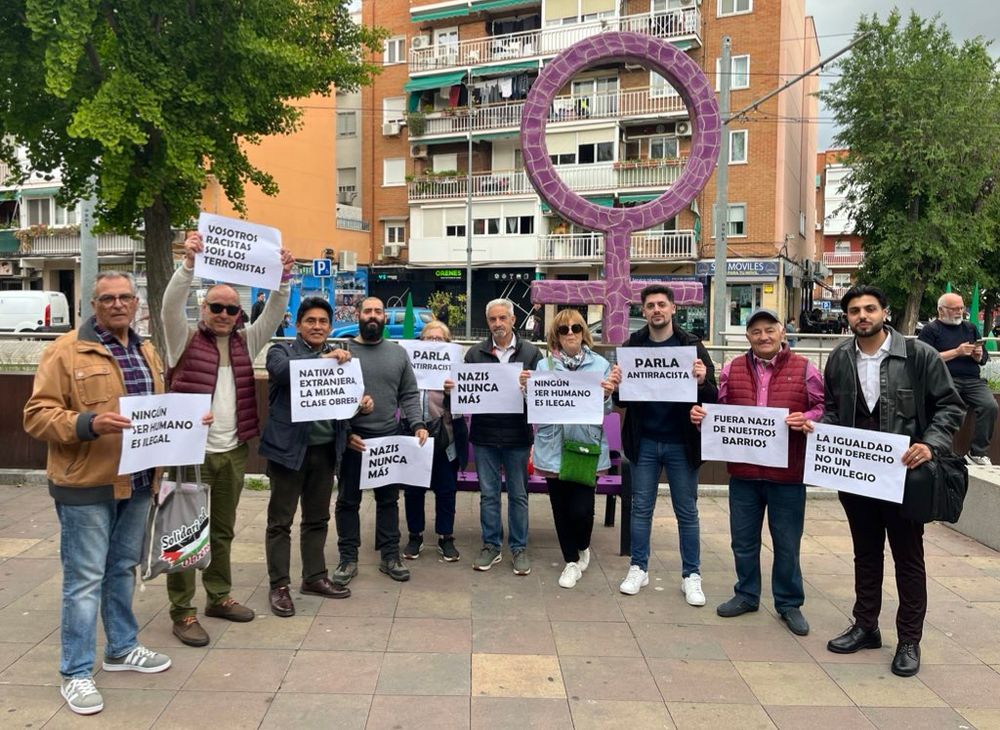 Más Madrid y vecinos de Parla en la concentración antirracista y antifascista. 
