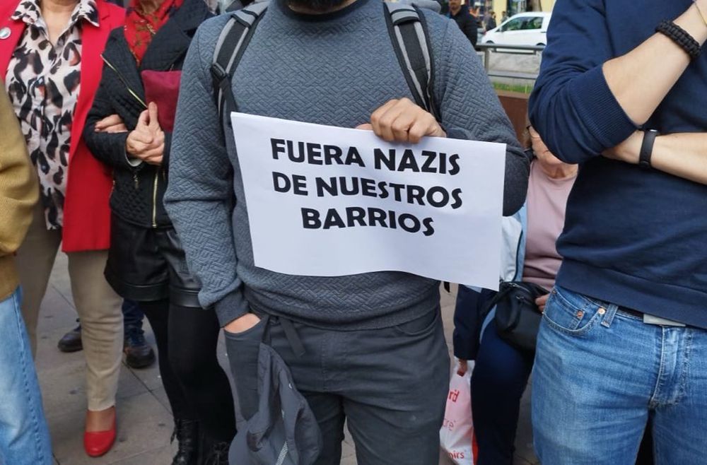 Cartel fuera nazis de nuestras barrios.