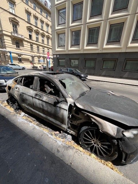 komplett abgebrannter schwarzer mercedes wobei wer weiß ob der immer schon schwarz war bin keine brandexpertin ich war das nicht wirklich