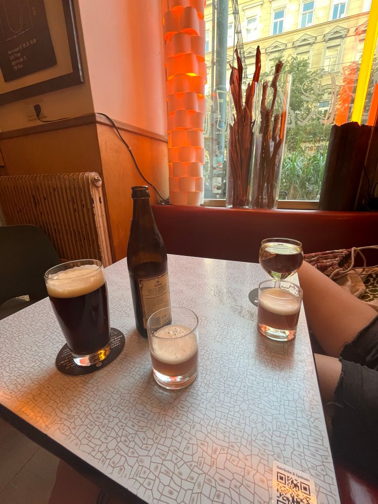 tisch mit einem großen dunklen bier, einer flasche, einem spritzer und zwei kleine gläser befüllt mit einer herbstbierkostprobe