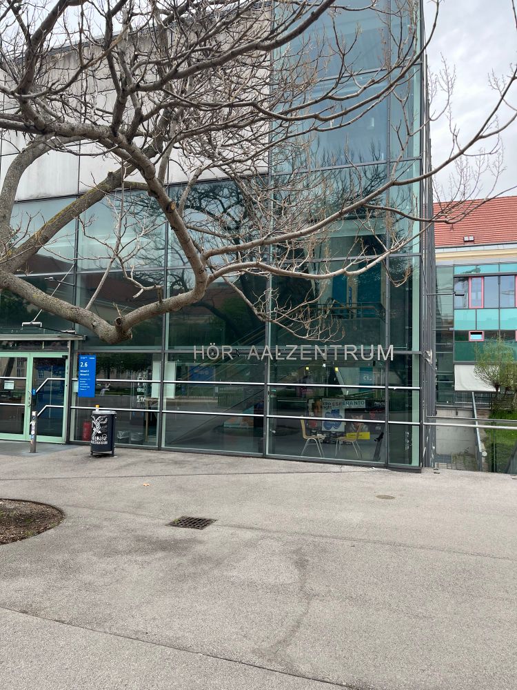 foto vom campus, der buchstabe „s“ fehlt deshalb steht hier „höraalzentrum“
