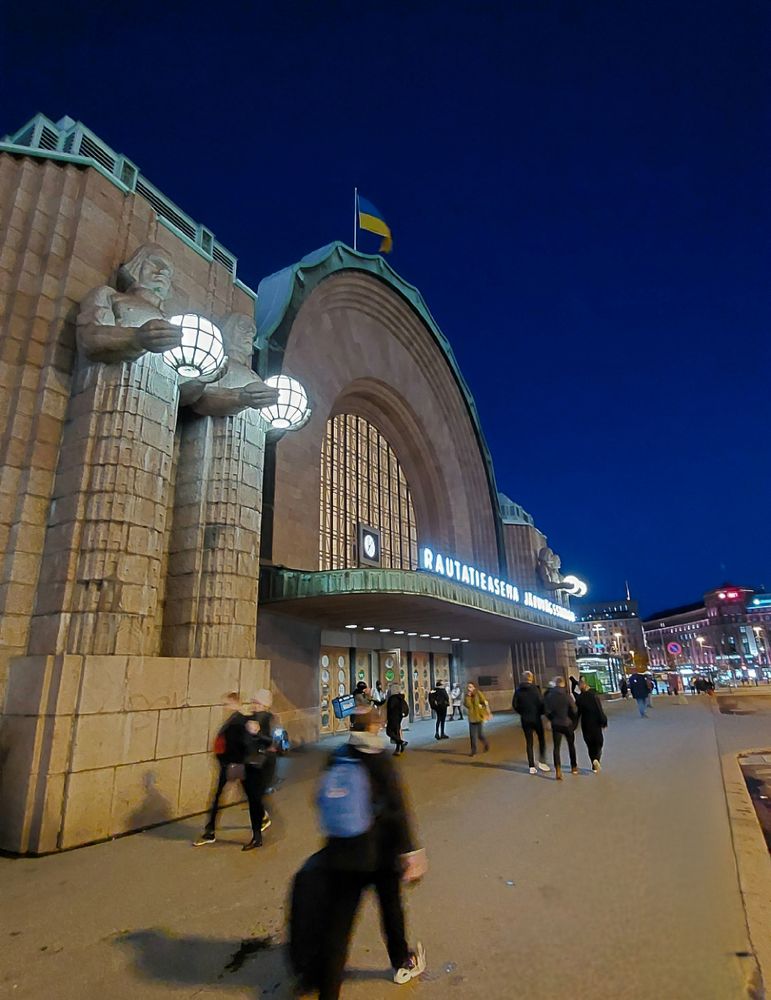 Der Bahnhof von Helsinki am Abend