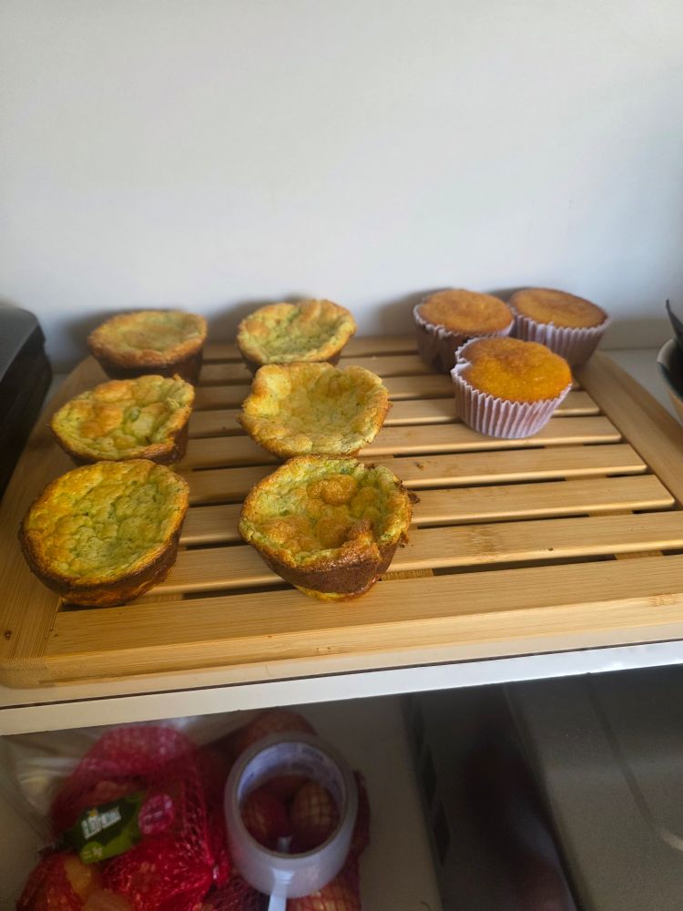 6 souflés e 3 mini bolos numa bandeja 