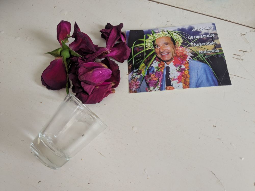 Une rose dans un petit vase se décompose en se renversant, éclaboussant au passage une image de Jacques Chirac en voyage en Polynésie, coiffé à la tahitienne et tout sourire annonce "J'ai décidé de dissoudre l'assemblée nationale".