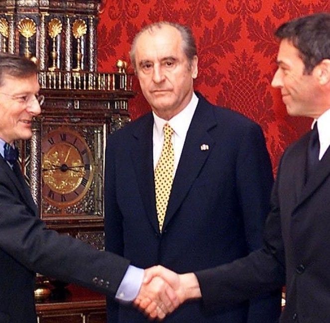 Angelobung von Schwarz/Blau 1.
Handshake von Schรผssel und Haider.
BP Klestil mit grimmiger Mine dahinter.