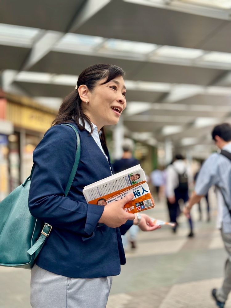 朝霞市議会議員本田まきこが駅頭でビラを配っている