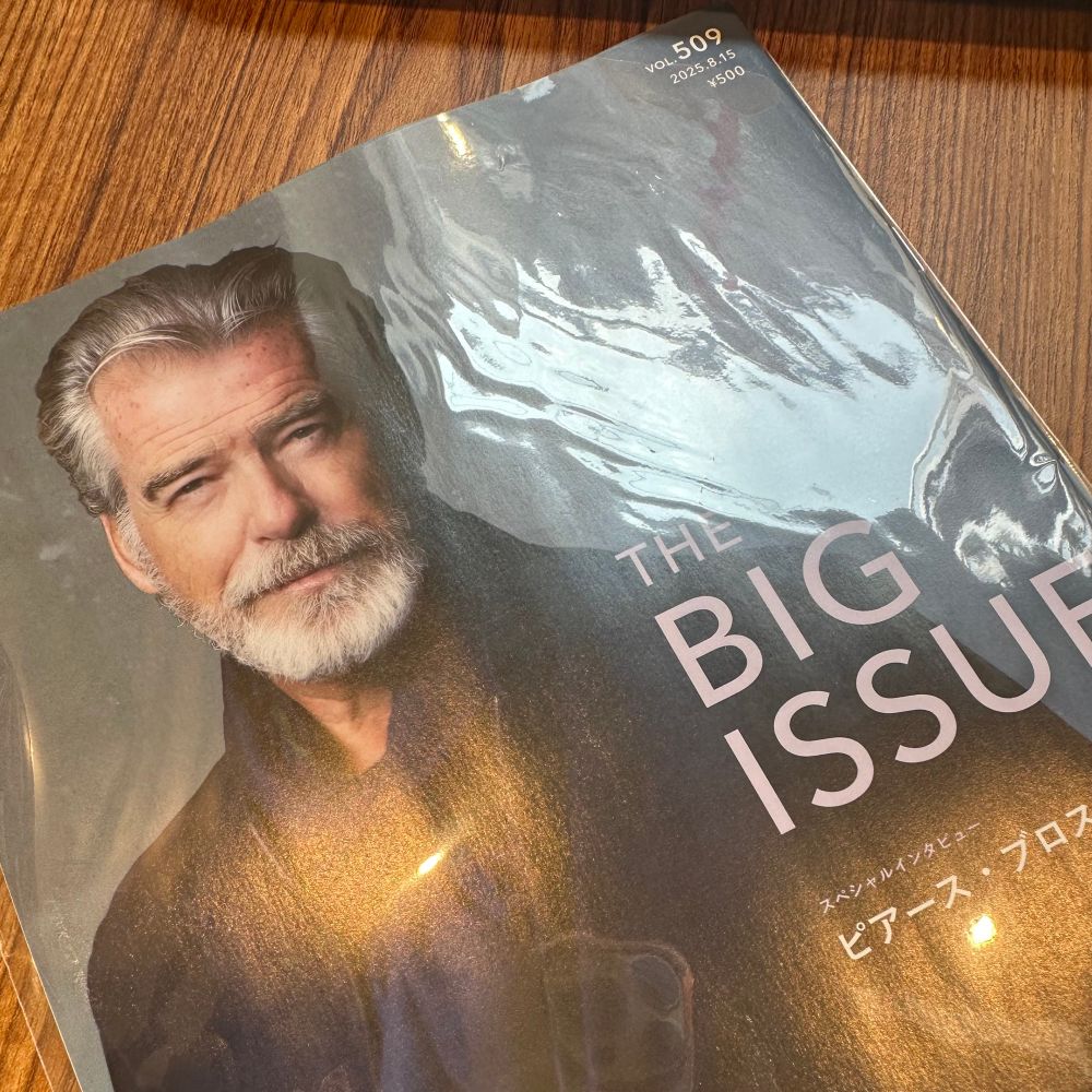 テーブルの上にあるビッグイシュー509号の写真
