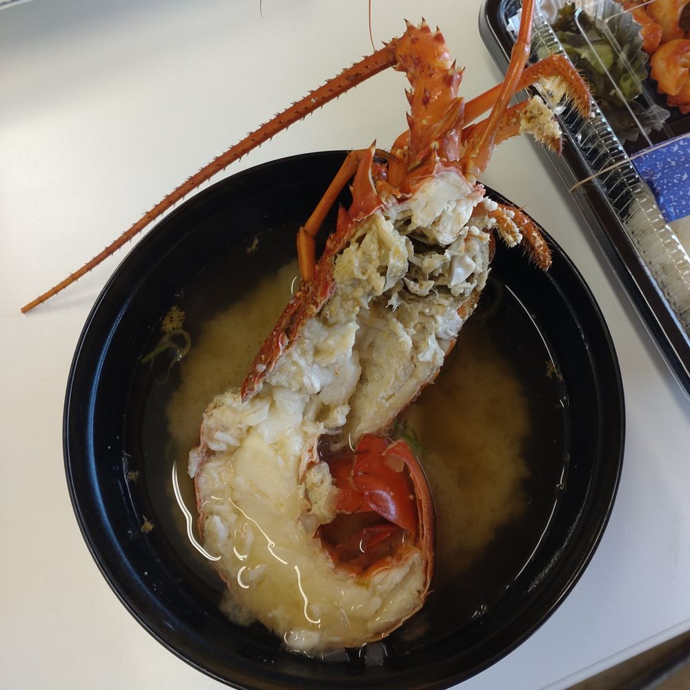 伊勢海老の半身が入ったお味噌汁