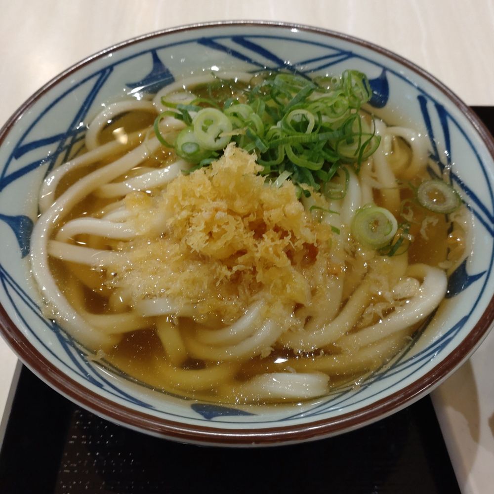 丸亀製麺の冷やかけうどん。ネギと揚げ玉も載せて