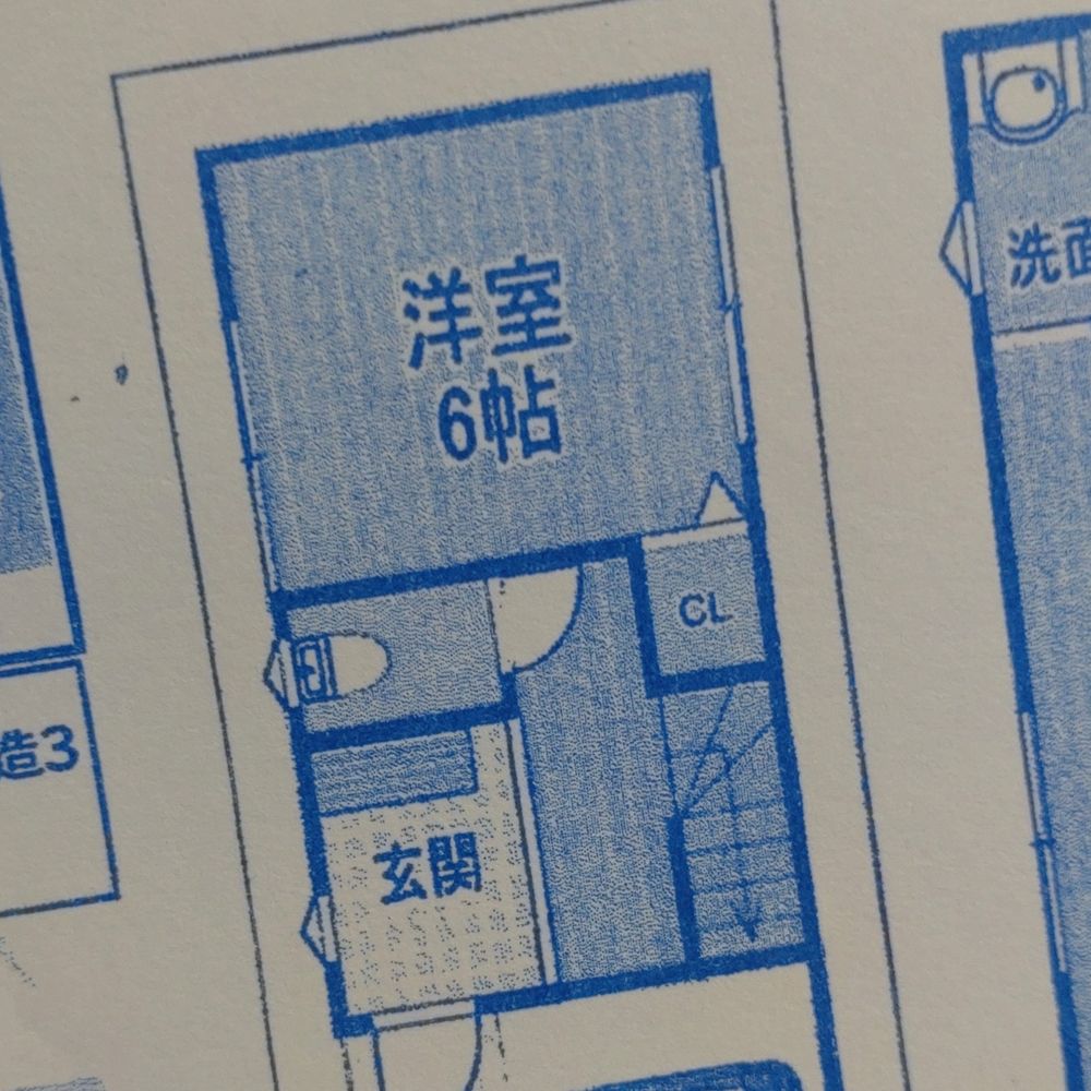 不動産屋のチラシの一部。窓からしか入れない部屋がある間取り図、廊下に面した壁に扉のマークがない