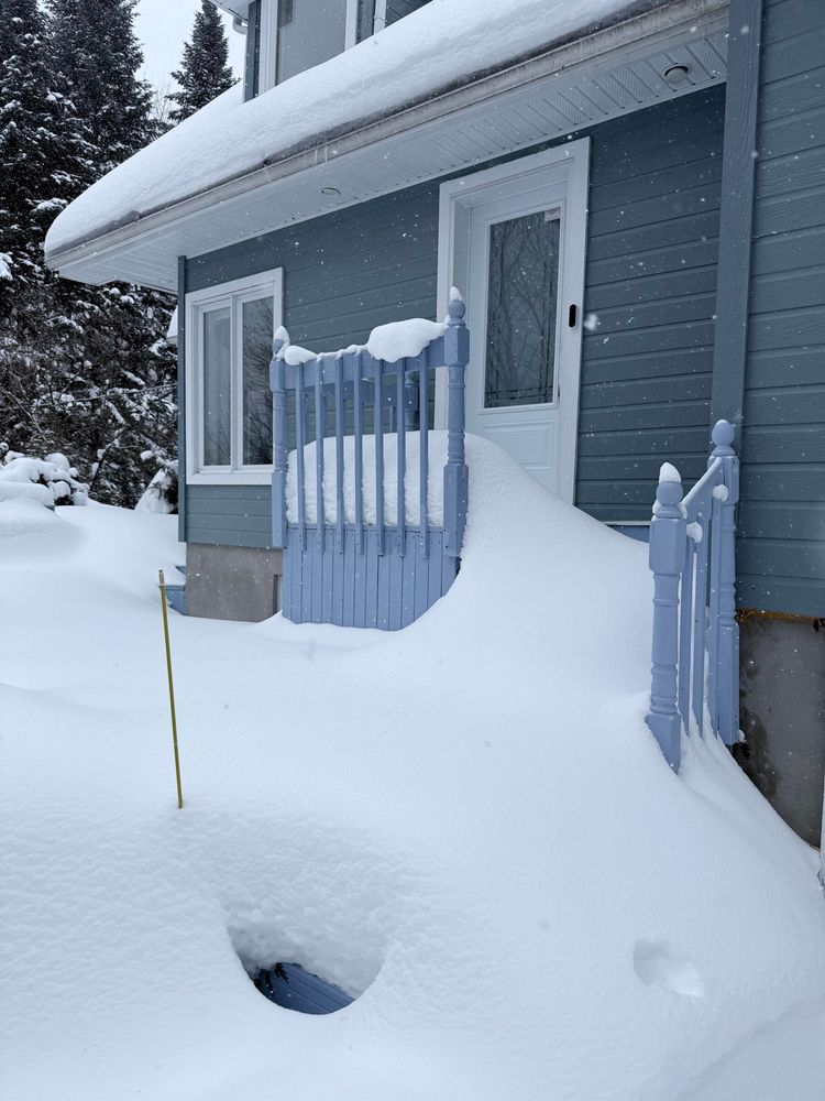 Une entrée enneigée 