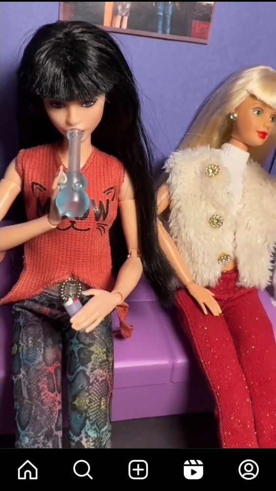 links eine dunkelhaarige barbie die bong raucht rechts eine blonde barbie die auch gleich ziehen wird