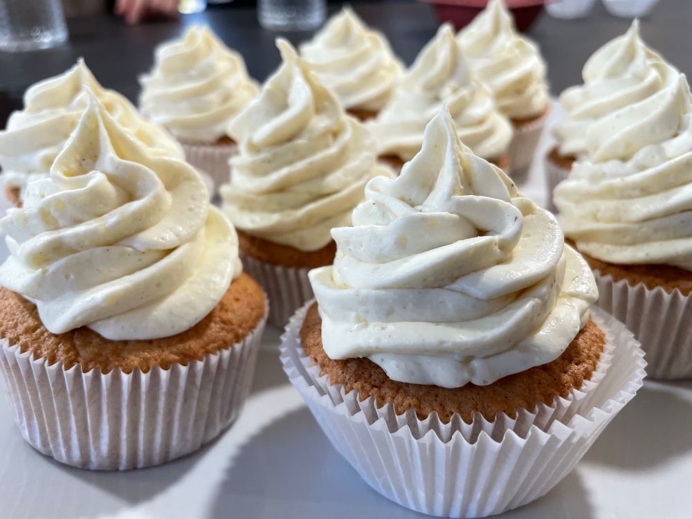 cupcakes auf einem tablett