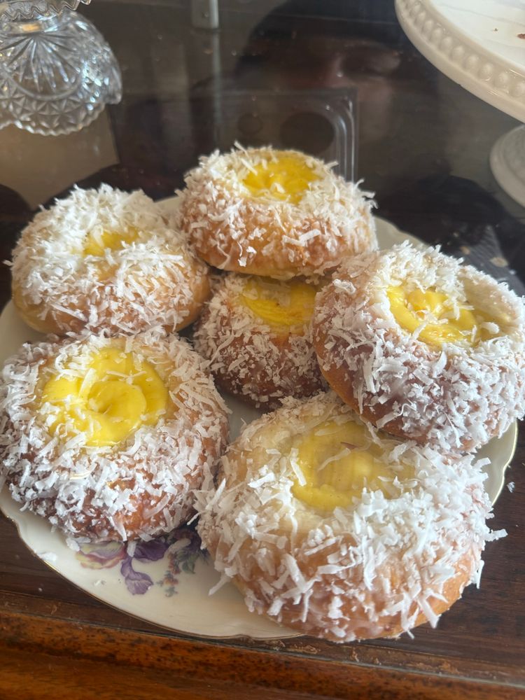 Plate with 6 school bread pastries 