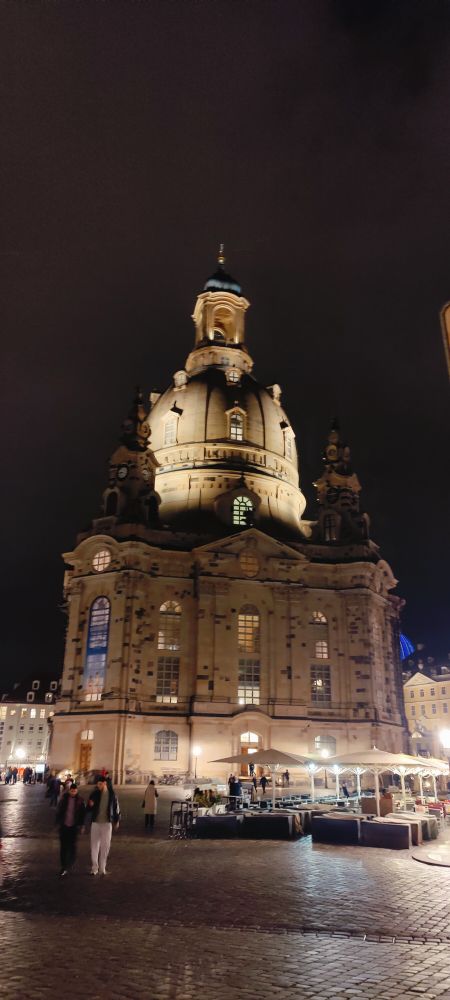 Nachtaufnahme der Dresdner Frauenkirche