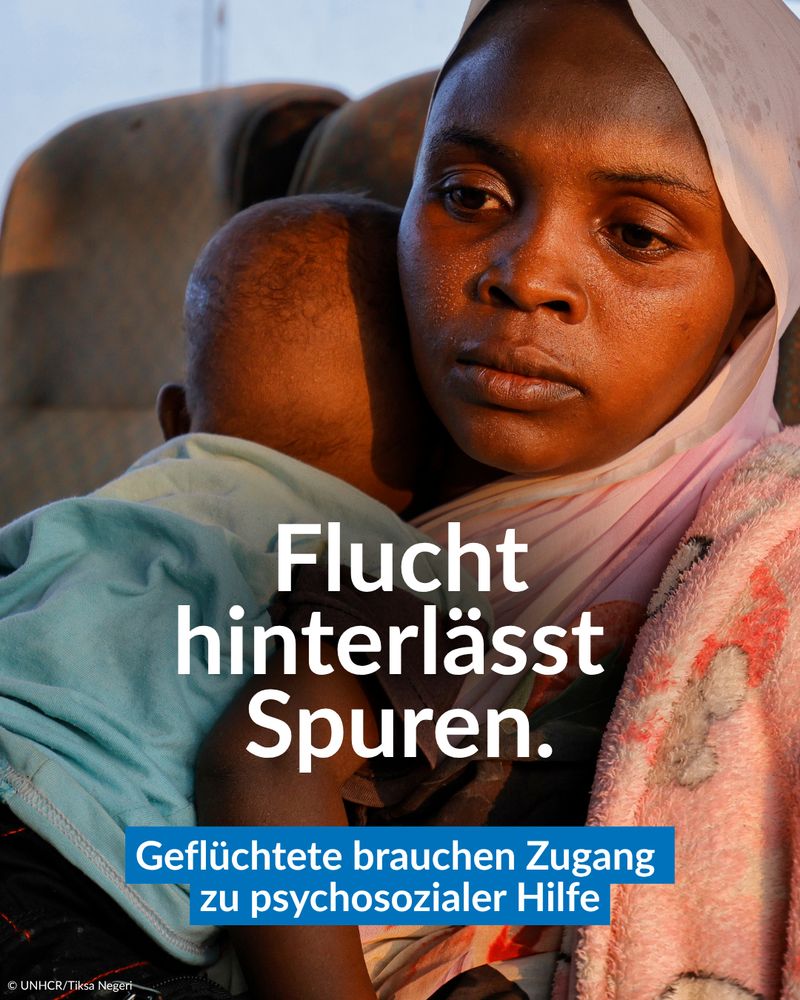 Eine Frau sitzt mit ernstem, erschöpftem Blick in einem Fahrzeug und hält ein kleines Kind eng an sich gedrückt. Warmes Licht fällt auf ihr Gesicht.
Text im Bild: „Flucht hinterlässt Spuren. Geflüchtete brauchen Zugang zu psychosozialer Hilfe.“